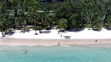 Tayland 'daki Koh Kood Adası' nın dingin güzelliğini görün. Yumuşak beyaz kum, berrak bir gökyüzünün altında sakin turkuaz sularla buluşur. Doğayı rahatlatmak ya da eğlenmek için mükemmeldir..