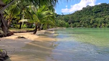 Tayland 'daki Koh Kood Adası' nın dingin güzelliğini deneyin yumuşak kumlu plajları ve yemyeşil bahçeleriyle.