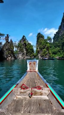Geleneksel bir uzun kuyruklu teknede Khao Sok, Tayland 'ın nefes kesici güzelliğini görün..