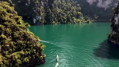Kristal berrak suların yemyeşil dağlarla buluştuğu Khao Sok Ulusal Parkı 'nın nefes kesici manzarasını deneyin. Doğal güzelliklerle çevrili gölde huzurlu anların tadını çıkar..