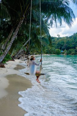 Bir insanın yemyeşil ve dingin sularla çevrili Koh Kood Adası 'nın el değmemiş plajında sallanmaktan zevk aldığı huzurlu bir an başlıyor. Yumuşak dalgalar rahatlatıcı bir atmosfer yaratır..