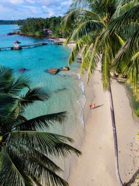 Altın kumların berrak sularla buluştuğu Koh Kood Adası 'nın huzurlu güzelliğini keşfedin. Palmiye ağaçları, ziyaretçiler kıyı boyunca huzurlu bir gezinti yaparken usulca sallanıyor..