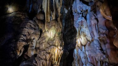 Khao Çorap mağaralarının içindeki parlak ışıklarla aydınlatılan sarkıtlar ve dikitler hayret verici. Bu gerçeküstü manzara, doğanın sanatsal özelliklerini sergiliyor, kaşifleri derinliklerine davet ediyor..