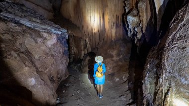 Bir gezgin, Tayland 'daki Khao Sok' un büyüleyici mağaralarını keşfediyor, nefes kesici kaya oluşumlarıyla çevrili..