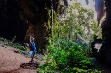 Yeşilliğin yüksek kireçtaşı kayalıklarla buluştuğu Khao Sok Ulusal Parkı 'nın çarpıcı manzaralarında dolaşın. Bu nefes kesen yerde sakinlik deneyiminin doğası..