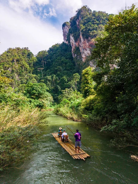 Tayland 'daki Khao Sok' un güzelliğini deneyimleyin. İki maceracı, bambu salıyla sakin bir nehirde süzülüyor..