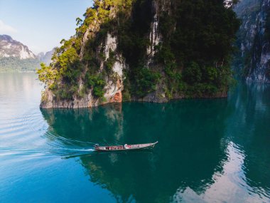 Çiğneme Kireç Gölü 'nün sakin sularını keşfedin büyüleyici kireç taşları ve yemyeşil kayalıklarla çevrili. Dalgalar, dingin mavi sularda huzur içinde süzülüyor, doğal güzelliğin tadını çıkarıyorlar..