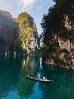 Khao Sok, Tayland 'daki Kow Lan Gölü' nün güzelliğine bürünün. Yüksek uçurumlar, yemyeşil yemyeşil ve turkuaz sularla çevrili sakin bir tekne yolculuğunun tadını çıkarın. Keşif için mükemmel..