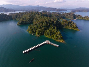 Khao Sok, Tayland 'daki Cheow Lan Gölü' nün nefes kesici güzelliğini keşfedin. yüzen bungalov salları 