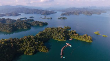 Tayland, Khao Sok Ulusal Parkı 'ndaki Cheow Lan Gölü' nün nefes kesici manzarası. Bereketli yeşil adalar ve sakin sular doğada sakin bir geri çekilme yaratır. Keşif ve macera için mükemmel bir yer..