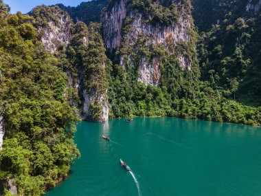Çiğneme Kuğu Gölü turkuaz suları ve yüksek kireçtaşı kayalıklarıyla büyüleyicidir. Khao Sok Tayland
