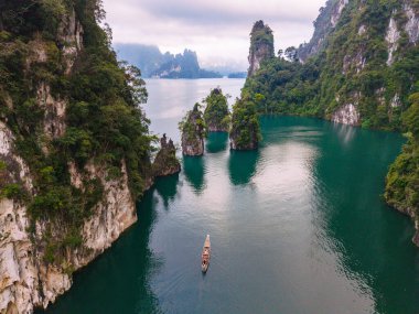 Khao Sok, Tayland 'daki Cheow Lan Gölü' nün huzur veren güzelliğini keşfedin..