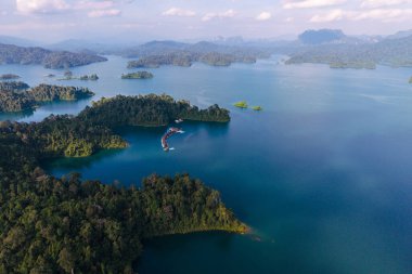 Cheow Lan Gölü 'nün çarpıcı hava manzarası yemyeşil ve kireçtaşı kayalıklarla çevrili zümrüt sularını ortaya çıkarıyor. Bu huzurlu cenneti keşfedin doğa severler ve macera arayanlar için mükemmel.