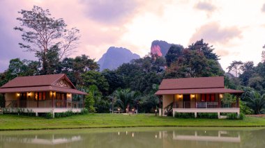 Khao Sok 'ta yuva yapmış bu büyüleyici kamaralar huzur dolu bir göl kenarı sunuyor. Göz kamaştırıcı dağ manzarası yemyeşil tarafından çerçevelenir ve doğaya mükemmel bir kaçış sağlar..