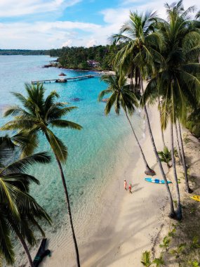 Yumuşak kumlu sahillerin turkuaz sularla buluştuğu Koh Kood Adası 'nın sakinliğini hissedin. Bereketli palmiye ağaçları, ziyaretçiler kıyı boyunca yürürken gölgeler oluşturur ve huzurlu bir geri çekilme oluşturur..