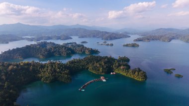 Khao Sok, Tayland 'daki Cheow Lan Gölü zümrüt suları ve yemyeşil tepeleriyle nefes kesici bir manzara..