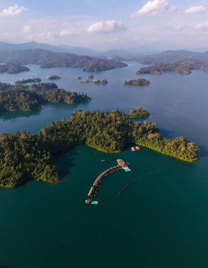 Khao Sok, Tayland 'daki Cheow Lan Gölü' nün nefes kesici güzelliğini tecrübe edin. Bereketli adalar ve sakin sular doğal aşıklar ve maceracılar için mükemmel bir vaha oluşturur..