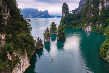 Khao Sok, Tayland 'daki Cheow Lan Gölü' nün büyüleyici manzaralarını keşfedin..