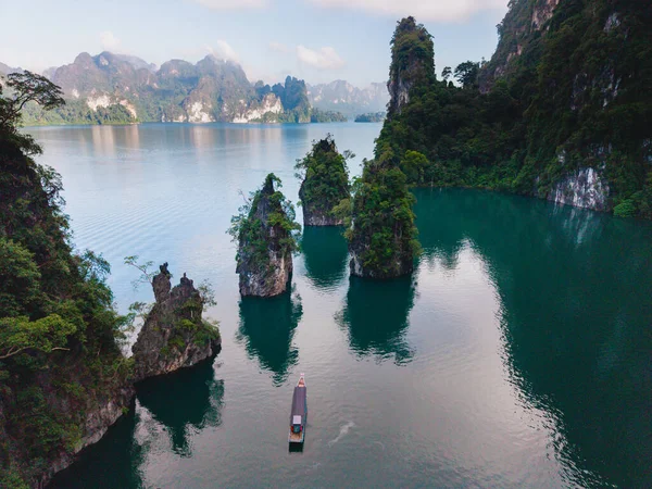 Tayland, Khao Sok 'taki Cheow Lan Gölü' nün nefes kesici güzelliğini keşfedin. Sakin suların dramatik kireçtaşı kayalıklarını yansıttığı yer. Bu huzurlu cenneti keşfedin, doğa severler için mükemmel..