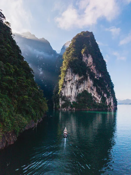 Tayland 'ın Khao Sok kentindeki Khao Lan Gölü' nün sakin sularını deneyin. Yüksek uçurumlar ve yemyeşil alanlarla çevrili..