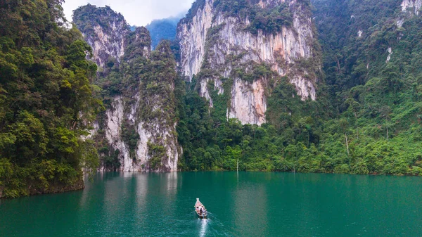 Tayland 'ın Khao Sok kentindeki Cheow Lan Gölü' nün muhteşem güzelliğini keşfedin. Sakin zümrüt sularının yükselen kireçtaşı kayalıklarıyla buluştuğu yerde nefes kesen doğal bir manzara keşfetmek için mükemmel..