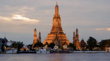 Şafak Tapınağı olarak da bilinen Wat Arun, Chao Phraya Nehri boyunca zarafetle duruyor. Bu çarpıcı yer gün batımında ışıldıyor, Bangkok, Tayland