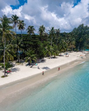 Koh Kood Adası büyüleyici beyaz kumlu plajlar ve berrak turkuaz sular sunuyor. Ziyaretçiler sallanan palmiye ağaçlarının altında dinlenmeyi ve güneşli bir günde sakin kıyı şeridini keşfetmeyi severler..