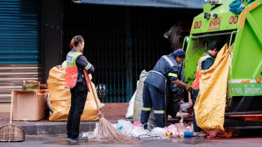Bangkok, Tayland, 19 Kasım 2025, işçiler özenle Çin Mahallesi sokaklarını temizliyor, çöpleri topluyor ve kentsel çevrenin hareketliliğini koruyorlar..