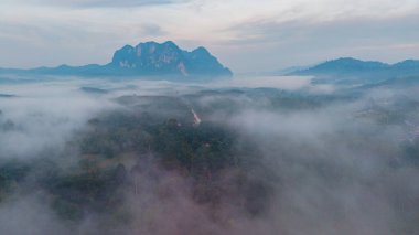 Sabah sisi, Tayland 'daki Khao Sok' un yemyeşil manzaralarını örterek mistik bir atmosfer yaratıyor. Sisin üzerinde yükselen dağlar Tayland 'ın dingin güzelliğini gözler önüne seriyor.