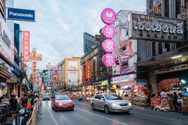 Bangkok, Tayland, 19 Kasım 2025. Çin Mahallesi 'ndeki canlı bir cadde satıcılar, arabalar ve neon ışıklarla dolu. Şehir yaşamının özünü yansıtan dinamik bir atmosfer yaratıyorlar..
