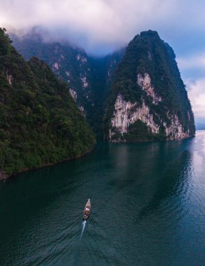Khao Sok, Tayland 'daki Cheow Lan Gölü' nün dingin güzelliğini keşfedin..