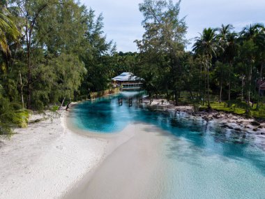 Beyaz kumlu sahillerin turkuaz sularla buluştuğu Koh Kood Adası 'nın huzurlu güzelliğini keşfedin. Bereketli palmiye ağaçları manzarayı çerçeveletip Tayland 'da rahatlamak ve macera yaşamak için mükemmel bir yer yaratıyor.