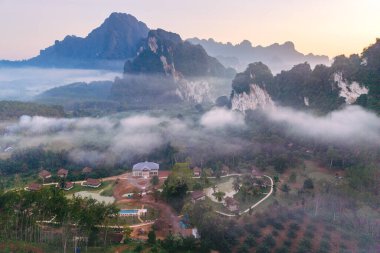 Khao Sok, Tayland 'ın sakin manzarasında yemyeşil, sisli dağlar ve huzurlu konaklamalar var. Burası doğa aşıkları ve barışçıl bir inziva arayan maceracılar için mükemmel bir yer..