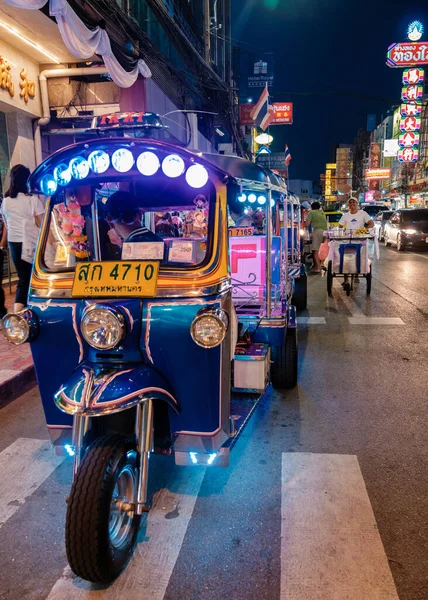 Bangkok, Tayland, 19 Kasım 2025. Chinatown Bangkok 'taki gece sokak sahnesinde canlı tuk-tuk' lar ve hareketli bir hayat