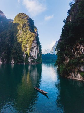 Khao Sok, Tayland 'daki Cheow Lan Gölü nefes kesici doğal güzellikler sergiliyor. Gün doğumunda uzun kuyruklu bir çift.