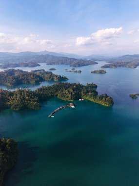 Tayland 'daki Khao Sok Ulusal Parkı' na kurulmuş olan Cheow Lan Gölü 'nün sakin sularına girmeye cesaret edin..