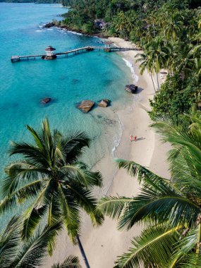 Yumuşak kumların turkuaz sularla buluştuğu Koh Kood Adası 'nda sakin bir manzara gözler önüne seriliyor. Bereketli palmiye ağaçları kumsalı çevreleyip rahatlamak ve keşfetmek için cennet yaratıyor..
