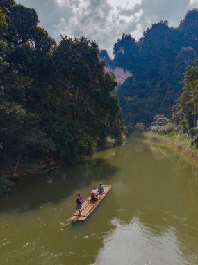 Bambu salları, bereketli orman ve görkemli dağlarla çevrili Khao Sok Tayland 'ın sakin suları boyunca sorunsuzca süzülür. Ziyaretçiler bu güzel Tayland cennetinde huzurlu bir yolculuğun tadını çıkarıyorlar..