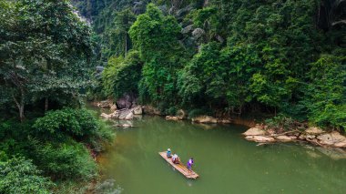 Tayland 'ın başkenti Khao Sok' un göbeğinde sersemletici yeşil yapraklar arasında maceracılar bir bambu salında huzur içinde süzülüyorlar. Huzurlu nehir, doğa onları sardıkça canlı manzarayı yansıtır..