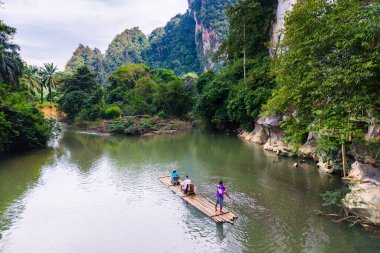 Tayland 'daki Khao Sok' un nefes kesici manzarasını deneyin. Bir bambu salının yükselen uçurumlar ve canlı yeşilliklerle çevrili sakin sularda huzur içinde süzüldüğü yeri. Doğa huzuru bekliyor..