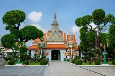 Bangkok 'taki çarpıcı bir Budist tapınağı olan Wat Arun, karmaşık mimarisi ve sakin çevresiyle büyüleyicidir. Yeşillik ağaçlar, canlı renkler ve süslü heykeller sakin bir atmosfer yaratır..