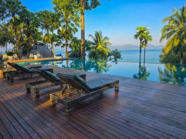 Koh Phayam Adası 'nda, bereketli palmiye ağaçları ve çarpıcı okyanus manzarasıyla çevrili sonsuz bir havuzun keyfini çıkarın. Tropik bir cennette rahatlamak için mükemmel..