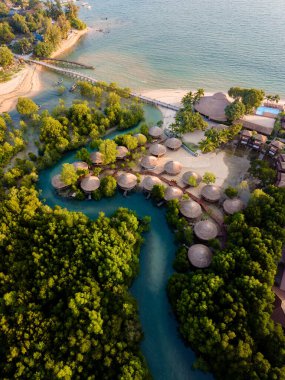 Eşsiz sahil kulübelerinin doğayla uyum içinde olduğu Koh Phayam Adası 'nın çarpıcı manzarasını keşfedin. Huzurlu sular ve canlı yeşillik rahatlamak için mükemmel bir kaçış sağlar..