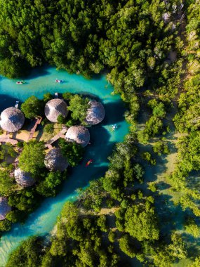 Yoğun mangrovlarla çevrili canlı turkuaz sular ve büyüleyici kulübelerle Koh Phayam Adası 'nın büyüleyici manzarasını deneyin. Bu tropikal cennet rahatlamayı ve macerayı davet ediyor..