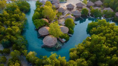 Tayland 'daki Koh Phayam Adası' nın dingin güzelliğinin tadını çıkarın. Sıcak güneşin altında canlı mangrovlar ve kristal berrak suların arasına yerleştirilmiş eşsiz kırsal konaklama olanakları var..