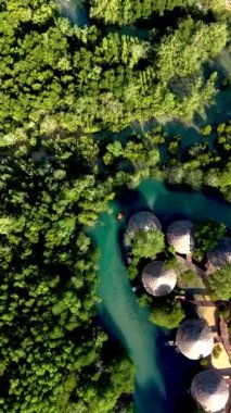 Koh Phayam Tayland 'ın dingin güzelliğini deneyin, eşsiz kulübelerin doğayla uyum içinde olduğu. Görkemli mangrovlar ve berrak sular rahatlama ve macera için mükemmel bir kaçış sağlar..
