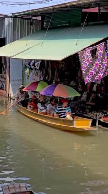 Ratchaburi, Tayland, 7 Aralık 2025 Damnoen Saduak Yüzen Pazarı 'nın hareketli atmosferini görün..