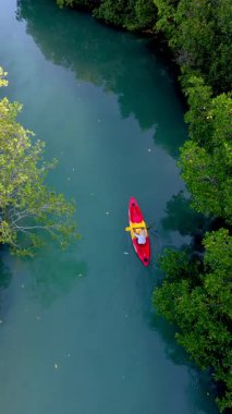 Koh Phayam Tayland 'ın sakin sularında kayak yapmak çarpıcı mangrov manzaralarını gözler önüne seriyor. Doğa ile çevrili barışçıl bir macera güzellik gezginler için mükemmel bir kaçış sağlar..