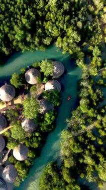 Tayland 'daki Koh Phayam' ın nefes kesici güzelliğini keşfedin. Eşsiz bambu kulübelerinin canlı yeşil mangrovlarla harmanlandığı yer..