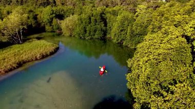 Büyüleyici altın saat boyunca Koh Phayam, Tayland 'ın sakin güzelliğini keşfedin. Kano sürücüsü bereketli mangrov ormanlarında ve kristal berrak sularda yüzer..